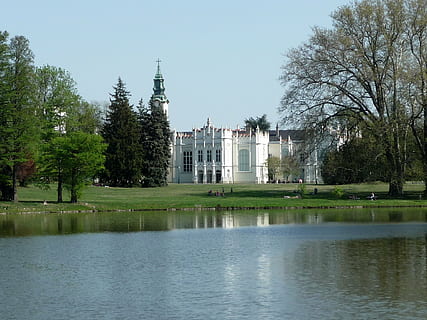 riu perla, reflexió, primavera, arbre, aigua, exterior de l'edifici, estructura construïda, arquitectura, planta, davant del mar, cel, edifici, llac, naturalesa, destinacions de viatge, cap gent, dia, el passat, història, cel clar, viatjar, a l'aire lliure, 1080P, CC0, domini públic, lliure de regalies