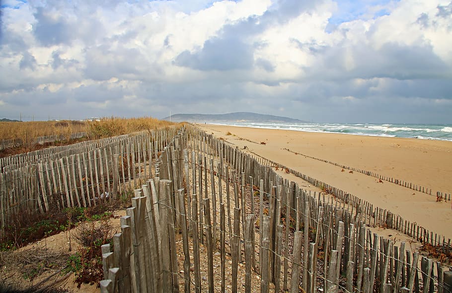 platja, sorra, tancament, beix, palissada, horitzó, mar, núvol - cel, cel, naturalesa, a l'aire lliure, dia, cap gent, paisatge, escenics, bellesa a la natura, terra, escenics - natura, aigua, tanca, límit, escena tranquil·la, tranquil·litat, barrera, material de fusta, horitzó sobre l’aigua, post de fusta, 5K