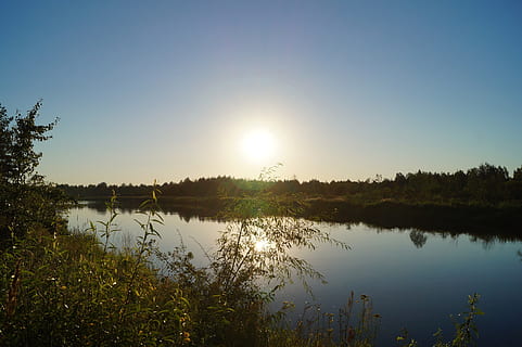 aften, solnedgang, sol, flod, afspejling, aften shore, horisont, solnedgang himmel, landskab, himmel, sø, vand, skønhed i naturen, ro, rolig scene, scenics - natur, træ, ikke-urbane scene, plante, sollys, natur, idyllisk, ingen mennesker, skyfri himmel, linseflare, udendørs, refleksions søen, 2K, CC0, offentligt domæne, royaltyfrie