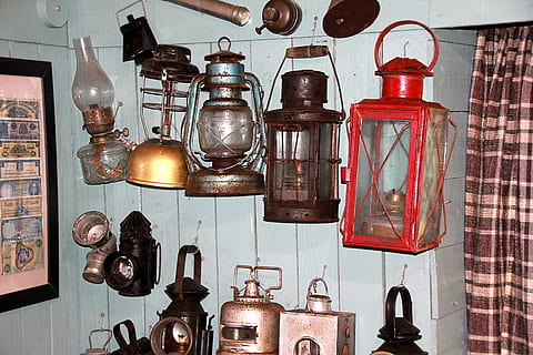 lanterna, luce, lampada, vecchio, storicamente, Scozia, Britannico, illuminazione, lanterna rossa, utensile da cucina, attrezzature domestiche, in casa, cucina, nessuno, contenitore, cucina domestica, grande gruppo di oggetti, stanza domestica, cibo e bevande, storia, scelta, variazione, antico, cibo, bottiglia, il passato, mensola, 5K, CC0, dominio pubblico, privo di copyright