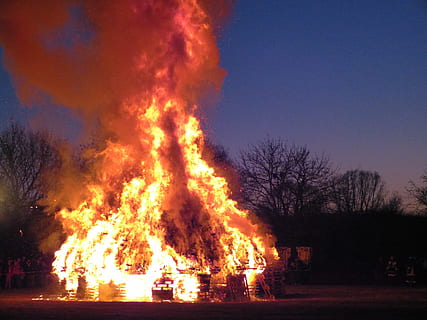ild, brænde, helvede, varm, varme, blis, radio, vinterdrev, gnist brand, frühlingsanfang, brand - naturligt fænomen, varme - temperatur, flamme, brænding, røg - fysisk struktur, rød, natur, træ, skilt, ulykker og katastrofer, advarselsskilt, ingen mennesker, meddelelse, ødelæggelse, nat, arkitektur, udendørs, himmel, bare træ, ulykke, bål, forurening, luftforurening, 4K, CC0, offentligt domæne, royaltyfrie