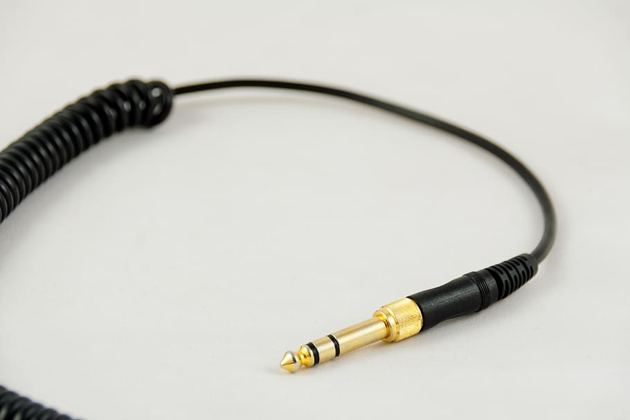 Jack, àudio, cable, música, so, endoll, tir de l'estudi, cap gent, primer pla, tecnologia, connexió, a l'interior, comunicació, fons blanc, còpia espai, sol objecte, metall, color negre, generació de combustible i energia, espiral, electricitat, gris, fons gris, brillant, missatge, 2K