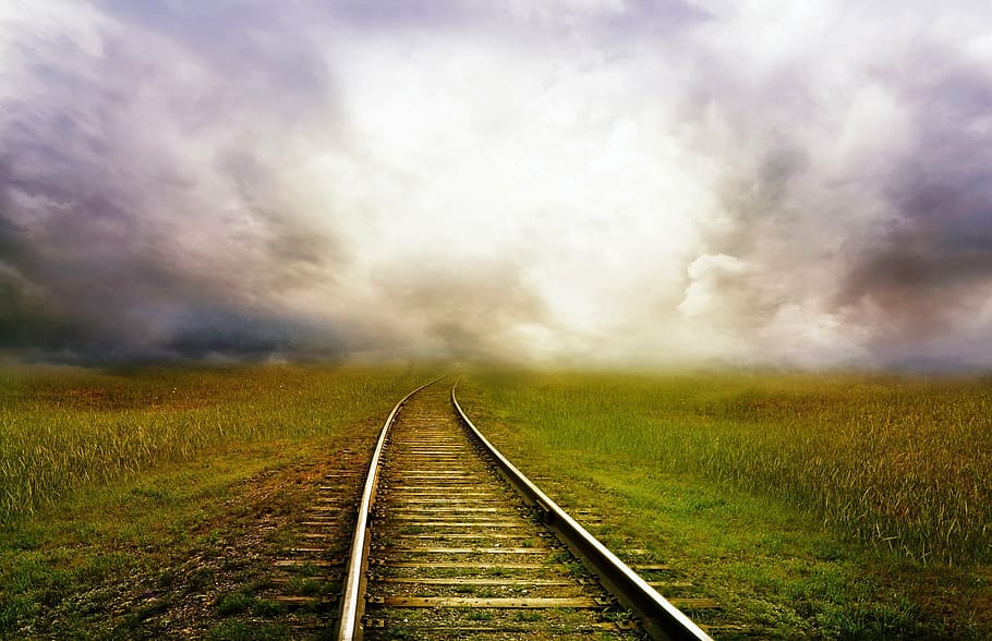 fotografia de paisatge, ferrocarril, verd, camp de gespa, carretera, tren, paisatge, tempesta, núvols, fantasia, Conte de fades, herba, naturalesa, cel, vies del ferrocarril, transport per ferrocarril, el camí a seguir, escenics, cap gent, transport, a l'aire lliure, núvol - cel, direcció, pista, planta, medi ambient, boira, bellesa a la natura, escena no urbana, punt de fuga, escenics - natura, perspectiva decreixent, 1080P