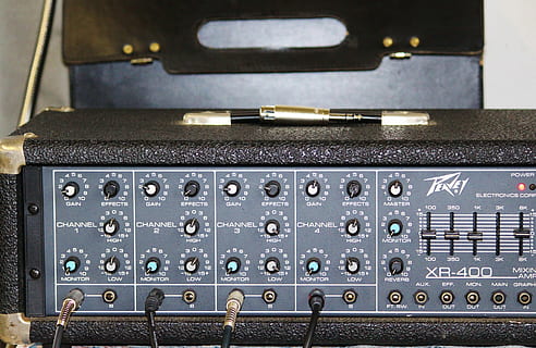 mesclador, equalitzador, banda, música, tecnologia, panell de control, primer pla, control, cap gent, metall, a l'interior, equipament, perilla, electricitat, connexió, mesclador de so, equip d’àudio, vell, maquinària, nombre, estil retro, avió, centrar-se en primer pla, polsador, complexitat, teclat, equipament elèctric, 4K, CC0, domini públic, lliure de regalies