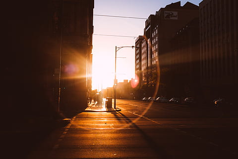tom, vej, landsby, gylden, time, solnedgang, solstråler, vejkryds, by, gader, veje, bygninger, lampeindlæg, trafiklys, gade, urban scene, mennesker, Trafik, byliv, udendørs, sollys, himmel, arkitektur, bygning udvendig, transportmidler, transportform, natur, bygget struktur, silhuet, sol, linseflare, motor køretøj, solstråle, bil, land køretøj, byens gade, lyse, 4K, CC0, offentligt domæne, royaltyfrie