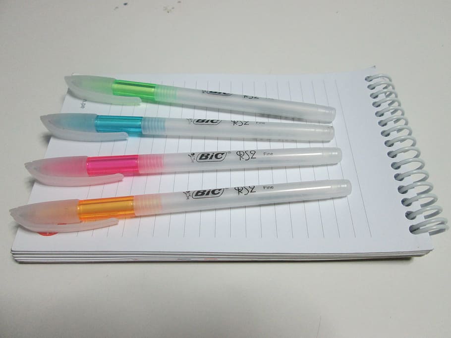 bic, Bloc de notes, paper, bolígrafs, equipament, a l'interior, salut i medicina, cap gent, tir de l'estudi, natura morta, grup d'objectes, bolígraf, primer pla, fons blanc, grup mitjà d'objectes, en fila, variació, elecció, educació, ordre, vista d’angle alt, hospital, text, safata, 2K