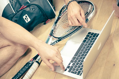 giocatore di racquetball, lavoro, macbook, professionista, Racquetball, giocatore, Macbook Pro, palla, computer, il computer portatile, dominio pubblico, persone, in casa, una persona, tecnologia, mano umana, adulto, persona irriconoscibile, donne, tastiera del computer, etnia caucasica, uomini, femmine, Internet, industria, occupazione, parte del corpo umano, competenza, usando il portatile, mano, tastiera, tecnologia wireless, comunicazione, avvicinamento, digitando, 4K, CC0, dominio pubblico, privo di copyright