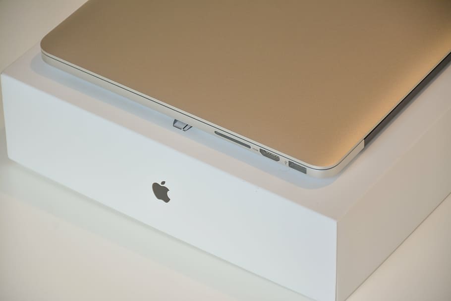 MacBook, blanc, Caixa, plata, ipad, mini, portàtil, poma, ordinador, navegador, recerca, estudiar, escola, negocis, treballar, escriptori, blanc i negre, taula, oficina, nou, cap gent, a l'interior, dia, primer pla, tecnologia, Color blanc, comunicació, còpia espai, modern, tecnologia sense fils, arquitectura, vista d’angle alt, connexió, sostre, senzillesa, comoditat, Internet, text, buit, en blanc, 5K