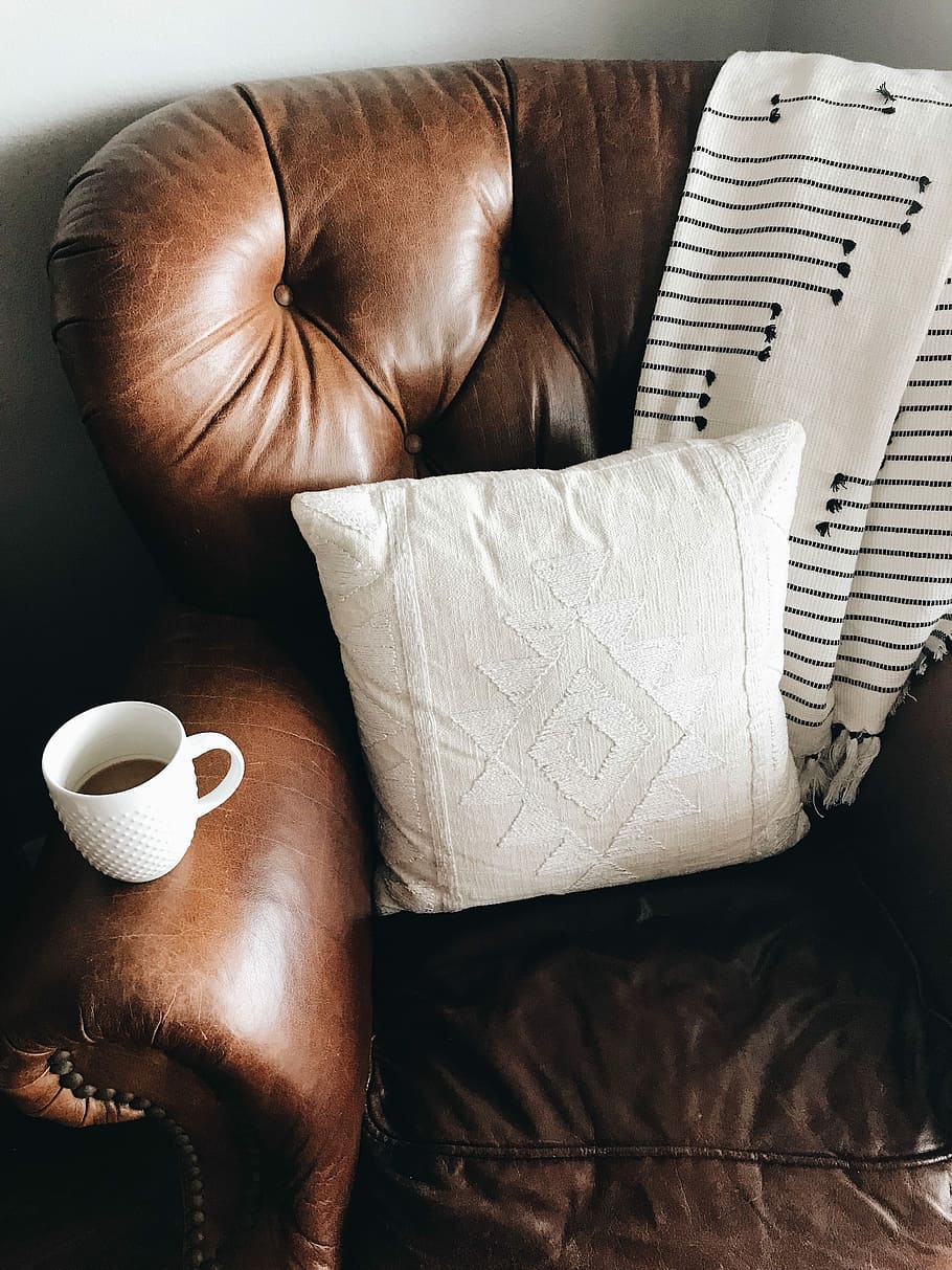 Quadrat, Weiß, werfen, Kissen, braun, Ledersofa Stuhl, Schal, Keramik, Becher, gefüllt, Kaffee, oben, Ledersessel, Sofa, Couch, Leder, Polster, Tasse, drinnen, Getränk, Kaffee trinken, Kaffeetasse, High Angle View, Essen und Trinken, Möbel, eine Person, Erfrischung, Nahansicht, Stillleben, Entspannung, Tabelle, gemütlich, 4K