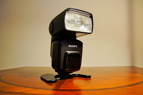 kamera flash, blitz, lukker, sony, fotografering, Foto, fotograf, udstyr, eksponeringstid, lukketid, teknologi, indendørs, kunstkultur og underholdning, ingen mennesker, enkelt objekt, bord, fotografering temaer, gulve, træ - materiale, træ, retro stylet, trægulv, meddelelse, objektiv - optisk instrument, tæt på, industri, tekst, forbindelse, kreativitet, lille, trækorn, 4K, CC0, offentligt domæne, royaltyfrie