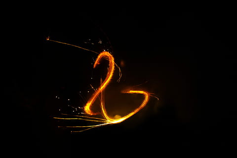 Feuer Feuer, Show, Abend, Feuer, Feuershow, Verbrennung, Hitze - Temperatur, Flamme, Bewegung, schwarzer Hintergrund, keine Leute, beleuchtet, Langzeitbelichtung, Studioaufnahme, Bewegungsunschärfe, Feuer - natürliches Phänomen, Nacht-, glühend, orange Farbe, Natur, Funken, Veranstaltung, Kunst, Kultur und Unterhaltung, abstrakt, Feuerwerk, hell erleuchtet, 5K, CC0, gemeinfrei, lizenzfrei