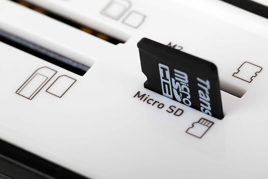 negre, transcendir, adaptador microsd hc, targeta SD, compacte, dades, digital, disc, electrònica, equipament, memòria flash, mitjans de comunicació, micro, mini, portàtil, segur, petit, emmagatzematge, tecnologia, negocis, cap gent, primer pla, dia, text, a l'interior, guió occidental, tir de l'estudi, comunicació, ordinador, Finances, Color blanc, fons blanc, centrar-se en primer pla, venda al detall, planificació, equips informàtics, teclat d’ordinador, 1080P