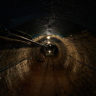 Bergbautunnel, Tunnel, Rohre, LED, Beleuchtung, der Weg nach vorn, Richtung, beleuchtet, die Architektur, Fußweg, abnehmende Perspektive, drinnen, Lichtanlage, keine Leute, Licht am Ende des Tunnels, Nacht-, Fluchtpunkt, Wandbau - Funktion, gebaute Struktur, Bogen, leeren, U-Bahn, Natur, Decke, unterirdischer Gehweg, 2K, CC0, gemeinfrei, lizenzfrei