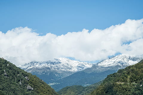 antenne, bilde, fjell, dekket, snø, eventyr, blå, skyer, skyet, dagslys, miljø, skog, høy vinkel skudd, høyde, landskap, fjelltopp, natur, utendørs, stein, scenisk, syn, himmel, turisme, trær, dal, tre, naturskjønnhet - natur, skjønnhet i naturen, sky - himmel, fjellkjede, rolig scene, ikke-urbane scene, ro, dag, ingen folk, idylliske, vinter, snødekte fjell, fjellkanten, nåletre, område, 4K, CC0, offentlig domene, opphavsrett gratis