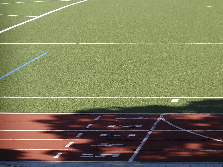 dráha, fotografování v terénu, oharek, start, stadion, spěch, sport, Start, stadión, závod, cílová čára, zelená barva, nikdo, hřiště, fotbalové hřiště, soutěž, běžecká dráha, číslo, rozmazaný pohyb, trati a pole, vysoký úhel pohledu, venku, absence, dělící čára, soud, jeden řádek, pohyb, den, detail, Rychlost, loděnice - sport, 4K
