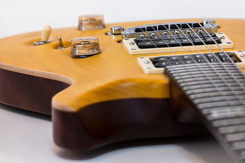 fotografi makro, listrik, gitar, poti, pengontrol, beralih, string, menjemput, jembatan, korpus, potensiometer, gitar elektrik, musik, e gitar, kontrol putar, beralih sakelar, web, instrumen, alat musik, instrumen bersenar, instrumen dawai, dalam ruangan, tidak ada orang, budaya seni dan hiburan, tembakan studio, merapatkan, fokus selektif, peralatan musik, teknologi, bahan kayu, tali, alat musik string, bergaya retro, nostalgia, latar belakang berwarna, musik rock, 5K, CC0, domain publik, bebas royalti