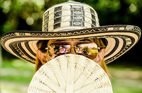 flach, Fokus, Frau, Gelb, Haar, tragen, Weiß, schwarz, Sommerhut, braun, Rahmen Pilotenbrille, tagsüber, flacher Fokus, gelbes Haar, schwarzer Sommer, Hut, Rahmen, Pilotenbrille, Sombrero, Menschen, mexikanische Kultur, draußen, Kulturen, Porträt, Kopfschuss, nur für Erwachsene, Erwachsene, eine Person, Fokus auf den Vordergrund, Tag, echte Menschen, Natur, Freizeitbeschäftigung, Sonnenlicht, Kleidung, Lebensstile, Vorderansicht, Nahansicht, lange Haare, Frisur, verdecktes Gesicht, 4K, CC0, gemeinfrei, lizenzfrei