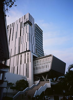 biały, beton, budynek, Zielony, drzewo, zielone drzewo, architektura, na zewnątrz budynku, zbudowana struktura, scena miejska, Miasto, architektura i budynki, niebo, wieżowiec, na dworze, niski kąt widzenia, Natura, żadnych ludzi, dzień, roślina, budynek biurowy na zewnątrz, chmura - niebo, nowoczesny, gabinet, transport, ulica, dzielnica mieszkaniowa, 4K, CC0, domena publiczna, darmowe zdjęcia