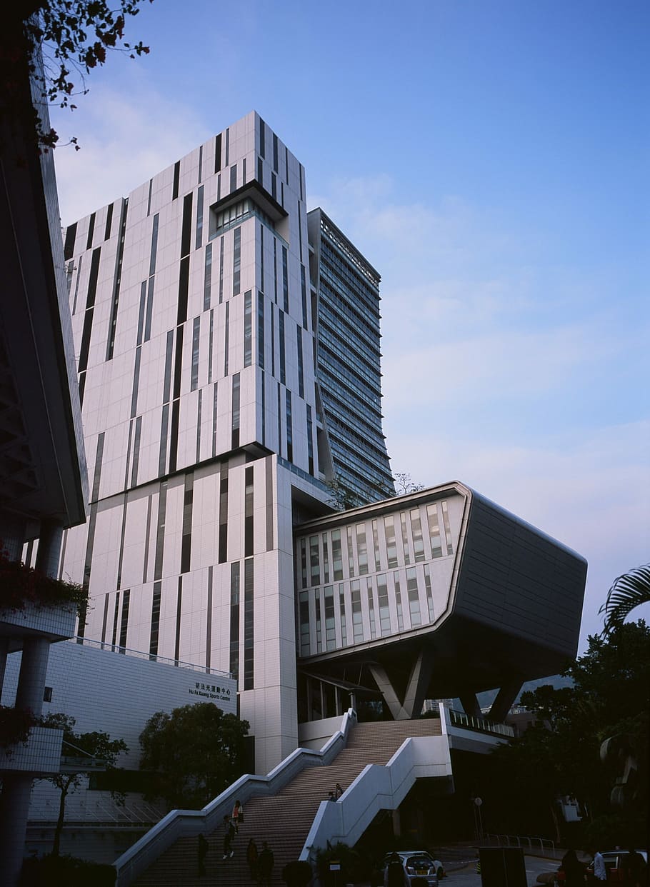 biały, beton, budynek, Zielony, drzewo, zielone drzewo, architektura, na zewnątrz budynku, zbudowana struktura, scena miejska, Miasto, architektura i budynki, niebo, wieżowiec, na dworze, niski kąt widzenia, Natura, żadnych ludzi, dzień, roślina, budynek biurowy na zewnątrz, chmura - niebo, nowoczesny, gabinet, transport, ulica, dzielnica mieszkaniowa, 4K