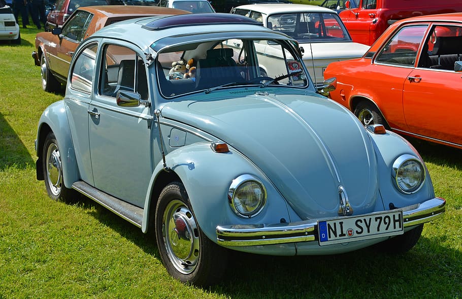 oldtimer, vw, vw beetle, automàtic, vell, clàssic, pkw, cotxe antic, raresa, automòbil, manera de transport, cotxe, transport, vehicle terrestre, estil retro, estacionari, cotxe d'època, carrer, cap gent, dia, blau, ciutat, naturalesa, herba, Color blanc, metall, faro, aparcament, crom, 5K