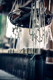 madera, cuerda, blanco, línea, fondo, cesta, de cerca, arte, hecho a mano, manual, material, objeto, crudo, trapos, tejeduría, enfoque selectivo, nadie, centrarse en primer plano, negocio, adentro, día, colgando, metal, equipo doméstico, equipo, arquitectura, reflexión, industria de alimentos y bebidas, música, comida y bebida, beber, estructura construida, color plateado, 5K, CC0, dominio público, libre de derechos