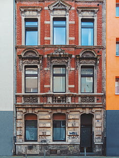 raudona, ruda, 3 aukštų, 3 aukštų namas, dienos metu, smėlio spalvos, betonas, pastatas, architektūra, senas, langas, stiklas, pastato išorė, pastatyta struktūra, nėra žmonių, dieną, gyvenamasis rajonas, žemas kampo vaizdas, lauke, miestas, sienos, sienų kūrimo funkcija, įėjimas, arka, fasadas, nuskendo, plytų, saugumą, butas, 4K, CC0, Viešasis domenas, nemokamai
