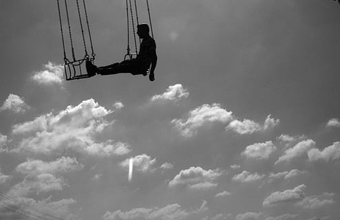 silhouette, uomo, sospeso, aria, nube, swing, volare, suggerimenti, cielo, bianco e nero, piacevole, nuvola - cielo, Inquadratura dal basso, una persona, persone reali, giorno, natura, lunghezza intera, attività di svago, uomini, stili di vita, all'aperto, seduta, rischio, luce del sole, corda, avventura, divertimento, 1080P, CC0, dominio pubblico, privo di copyright