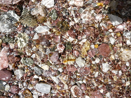 Strom, Reflexion, Kieselsteine, Vollbild, Hintergründe, Edelstein, keine Leute, solide, Rock, Natur, Tag, Schmuck, Fülle, Stein - Objekt, texturiert, Rock - Objekt, draußen, Mineral, Muster, High Angle View, Nahansicht, große gruppe von gegenständen, transparent, Halbedelstein, Kieselstein, Luxus, 2K, CC0, gemeinfrei, lizenzfrei