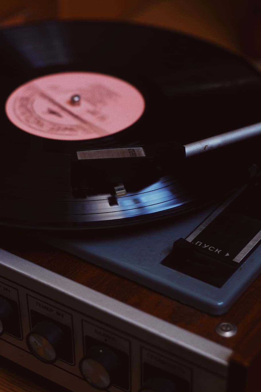 sort, grå, pladespiller, spiller vinyl afspiller, optage, spiller, spille, musik, afspejling, kunstkultur og underholdning, retro stylet, teknologi, lydudstyr, indendørs, musikinstrument, udstyr, pladespiller nål, ingen mennesker, tæt på, musikalsk udstyr, grammofon, lydoptagelsesudstyr, spinding, nostalgi, støj, natteliv, 5K
