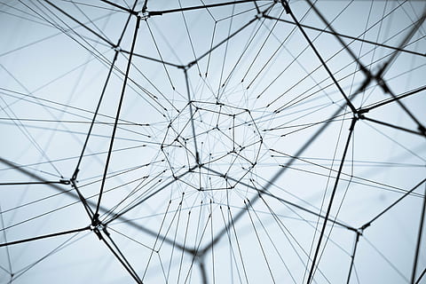 negro, marco de metal foto de ángulo bajo, arquitectura, edificio, infraestructura, techo, habló, cable, tecnología, antecedentes, fotograma completo, nadie, modelo, forma geometrica, material de vidrio, destrucción, naturaleza, roto, de cerca, vidrio roto, vista de ángulo bajo, dañado, día, al aire libre, ventana, agrietado, forma, luz del sol, problemas sociales, complejidad, agresión, directamente debajo, 5K, CC0, dominio público, libre de derechos