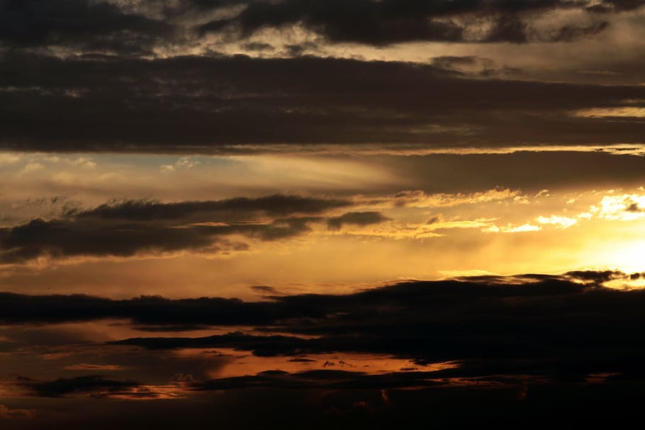 cielo, nubes, puesta de sol, cielo de la tarde, naturaleza, cielo dramático, nube - cielo, tranquilidad, paisaje de nubes, escena tranquila, scenics, humor atmosferico, paisajes - naturaleza, belleza en la naturaleza, nadie, color naranja, idílico, luz del sol, temor, nublado, oscuro, tormenta, ambiente, al aire libre, brillante, ominoso, 4K