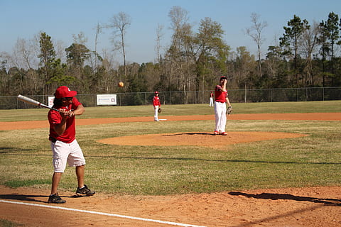 Baseball, trainieren, Teig, Mannschaft, die Leichtathletik, Erholung, Sport, Ball, Spiel, Wettbewerb, Feld, Liga, draussen, amerikanisch, Baseballspieler, Base, Baseballfeld, Hügel, Baseball - Sport, in voller Länge, echte Menschen, Baum, Freizeitbeschäftigung, Lebensstile, Pflanze, Stehen, Männer, Baseballuniform, Tag, Menschen, Natur, Kind, Kleidung, Kindheit, Jungs, 5K, CC0, gemeinfrei, lizenzfrei