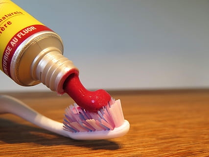 fluor, tandpasta, ren, rød, tandbørste, rør, tandpleje, hygiejne, tæt på, vand, dag, ingen mennesker, fokus på forgrunden, bord, indendørs, træ - materiale, beholder, stilleben, maling, blå, natur, børste, flaske, pensel, kopiere plads, 4K, CC0, offentligt domæne, royaltyfrie