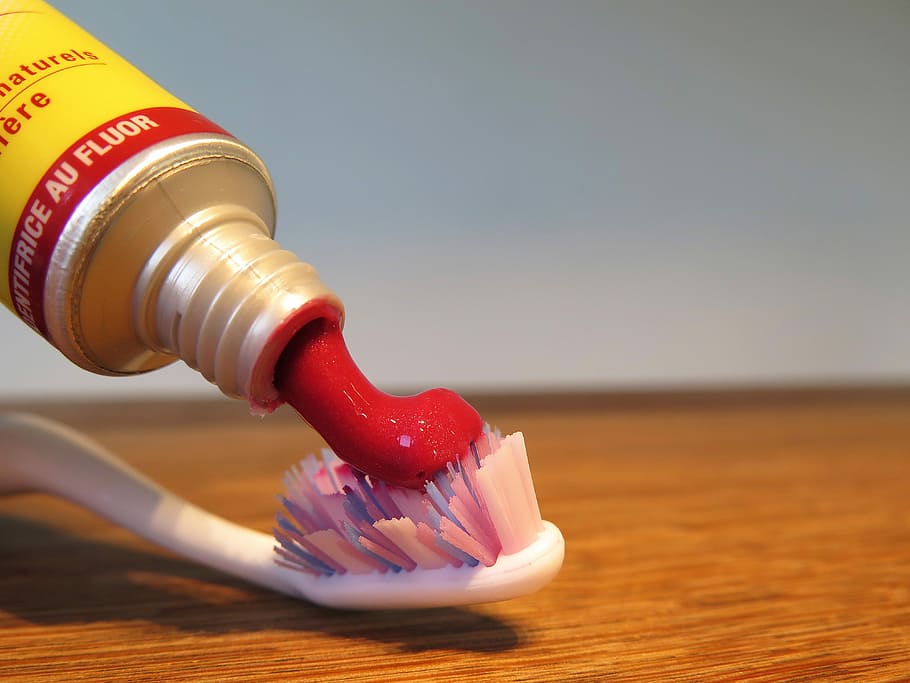 fluor, pasta de dents, netejar, vermell, raspall de dents, tub, salut dental, higiene, primer pla, aigua, dia, cap gent, centrar-se en primer pla, taula, a l'interior, material de fusta, contenidor, natura morta, pintura, blau, naturalesa, raspall, ampolla, pinzell, còpia espai, 4K