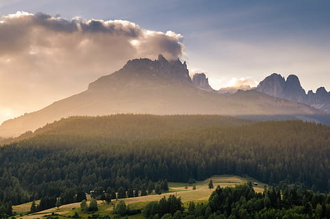 Zielony, drzewa, Góra, dzień, wysoki, drzewo, góry, las, trawa, Natura, krajobraz, zachód słońca, niebo, chmury, rolnictwo, scenics, scena wiejska, światło słoneczne, na dworze, pole, środowisko, scenics - natura, roślina, piękno natury, wylądować, chmura - niebo, pasmo górskie, spokojna scena, scena pozamiejska, słońce, spokój, szczyt górski, żadnych ludzi, sosna, lesisty teren, drzewo iglaste, 2K