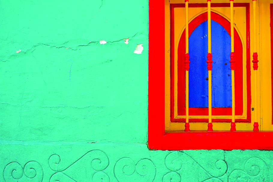 groc, vermell, finestra, endavant, verd, pintat, paret, il·lustració de la finestra, emmarcat, reixes, color, arquitectura, vibrant, cultures, material de fusta, funció de construcció de parets, casa, multicolor, blau, vell, decoració, ornamentat, exterior de l'edifici, façana, estructura construïda, cap gent, porta, seguretat, entrada, dia, tancat, protecció, color verd, edifici, a l'aire lliure, primer pla, color vibrant, marc complet, color turquesa, 4K