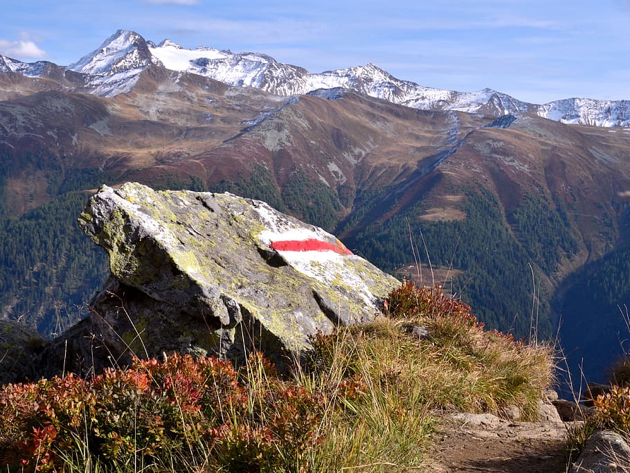 ruta, muntanyes, reportat, paisatge, alpí, perspectiva, bosc, naturalesa, tardor, muntanya, bellesa a la natura, Serra, escenics - natura, cel, bandera, dia, tranquil·litat, medi ambient, el patriotisme, cap gent, rock, escena tranquil·la, planta, arquitectura, a l'aire lliure, escena no urbana, neu, cim de muntanya, muntanya nevada, formació, 4K