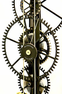movimento, pointer, ingranaggi, nessuno, metallo, tempo, in casa, Ingranaggio, avvicinamento, tecnologia, macchinario, orologio, attrezzatura, connessione, precisione, girato in studio, modello, parte della macchina, Inquadratura dal basso, cielo, forma, architettura, giorno, mano minuta, 5K, CC0, dominio pubblico, privo di copyright