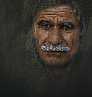 home, portar, gris, negre, accessori de capçal, fons, cap negre, accessori, vell, gent gran, retrat, gent, carrer, un sol home, una persona, adult gran, només un home gran, només homes, arrugat, adult, tirada al cap, pèl facial, vista frontal, homes, adult madur, seriós, primer pla, persones reals, barba, mascles, mirant la càmera, homes majors, homes madurs, bigoti, contemplació, rostre humà, 2K