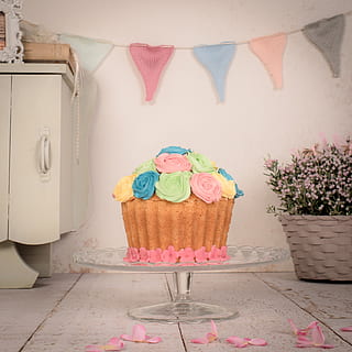 cocta tort, tort, zi de nastere, în interior, nici o persoana, spălătorie, culoarea roz, absență, coş, îmbrăcăminte, multi colorate, montare pe perete, recipient, natură moartă, zi, mașină de spălat, camera de zi, scaun, prosop, aparat, pardoseală, masa, textil, treaba prin casa, 2K, CC0, domeniu public, fără drepturi de autor
