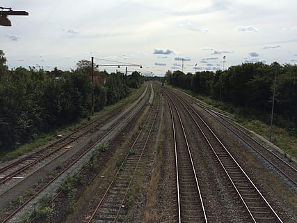 baranes, fons de pantalla, fons, trens, tren, aalborg, Dinamarca, pista, vies del ferrocarril, transport per ferrocarril, planta, transport, cel, arbre, el camí a seguir, naturalesa, direcció, núvol - cel, manera de transport, creixement, dia, punt de fuga, cap gent, transport públic, perspectiva decreixent, color verd, a l'aire lliure, electricitat, Font d'alimentació, paral·lel, 2K, CC0, domini públic, lliure de regalies