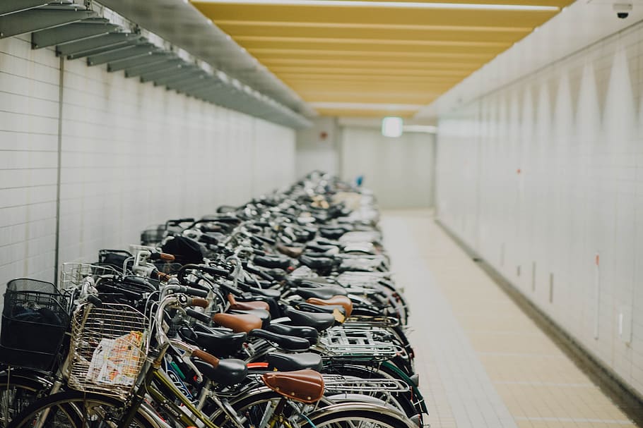 assortito, lotto della bicicletta, dentro, costruzione, avvicinamento, foto, Bici, industria, nessuno, in casa, magazzino, mezzi di trasporto, di fila, assenza, grande gruppo di oggetti, giorno, concentrarsi sulle conoscenze acquisite, architettura, abbondanza, portico, prospettiva decrescente, corridoio, metallo, struttura costruita, ordine, modo di trasporto, attività commerciale, soffitto, 4K