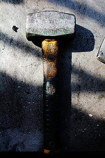 hammer, verktøy, verksted, metall, ingen folk, dag, rusten, nærbilde, sollys, utendørs, natur, gammel, skygge, høy vinkel visning, bolt, veggbyggingsfunksjon, forbindelse, mutter - feste, skru, forvitret, sikkerhet, forverring, beskyttelse, 5K, CC0, offentlig domene, opphavsrett gratis