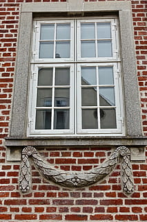 finestra, decorazione, cemento, telaio, architettura, arredamento, ornamento, mattone, esterno dell'edificio, struttura costruita, costruzione, muro di mattoni, Inquadratura dal basso, vetro - materiale, nessuno, giorno, parete, caratteristica della parete, all'aperto, rosso, riflessione, quartiere residenziale, modello, Casa, trasparente, telaio della finestra, 5K, CC0, dominio pubblico, privo di copyright