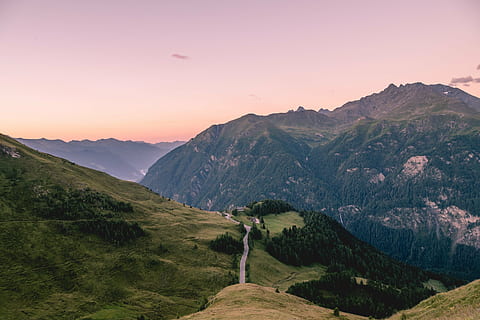 antenne, fotografering, grøn, bjerge, Foto, dagtimerne, highland, sti, vej, træer, plante, græs, natur, landskab, solnedgang, solopgang, himmel, bjerg, dal, skyer, bjergkæde, scenics, Skov, skønhed i naturen, landlige scene, scenics - natur, miljø, jord, rolig scene, rejse, aktivitet, turisme, ro, rejsemål, ikke-urbane scene, bjergtop, sol, udendørs, fyrretræ, nåletræ, ingen mennesker, 4K